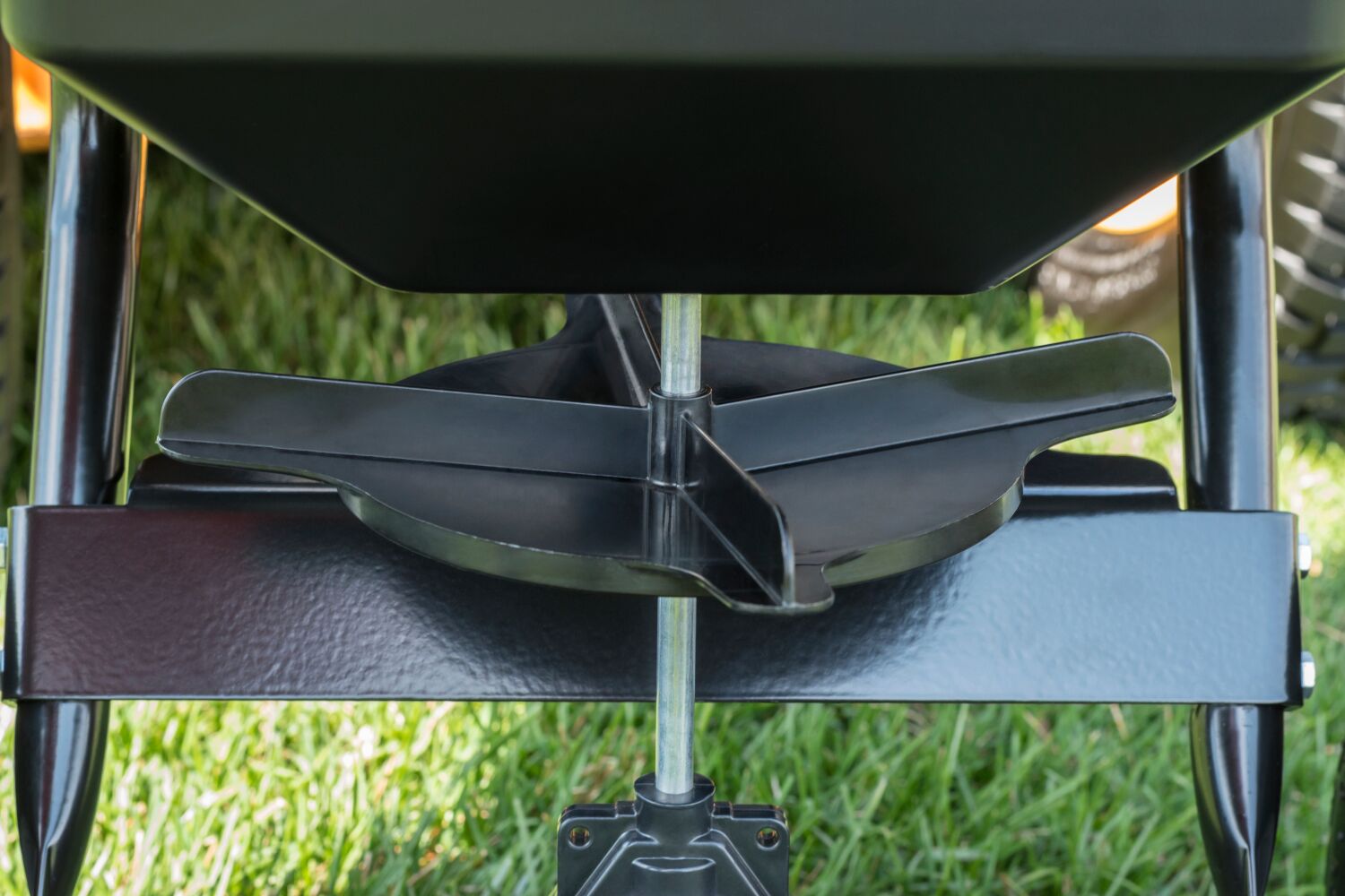 Agri-Fab Broadcast Spreader - Thumbnail 5