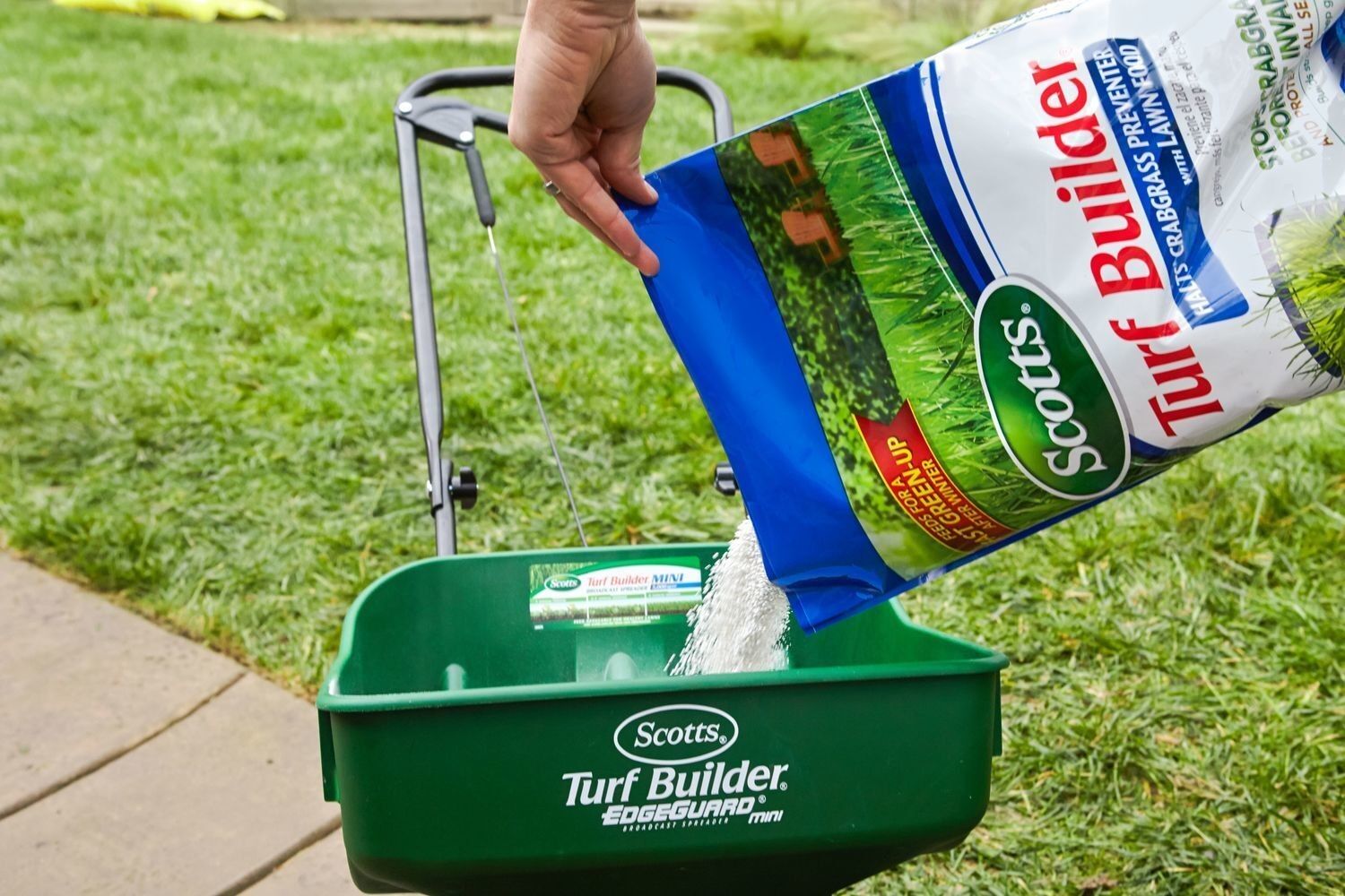 Turf Builder Halts Crabgrass Preventer with Lawn Food