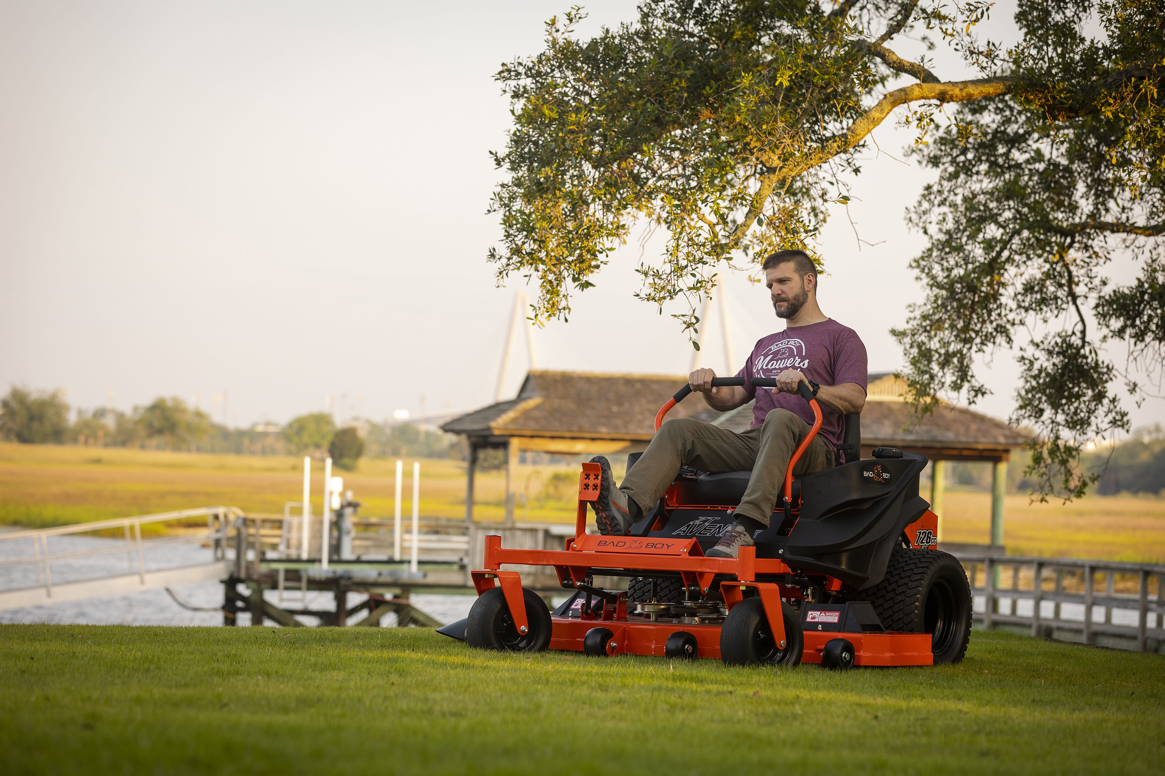 ダグマーベア　ヘレン Bad Boy ZT Avenger Zero Turn Lawn Mower with 60